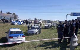 Amplio despliegue policial sobre la autopista. Los uniformados custodiaban el vehículo en el que se movilizaban los ladrones