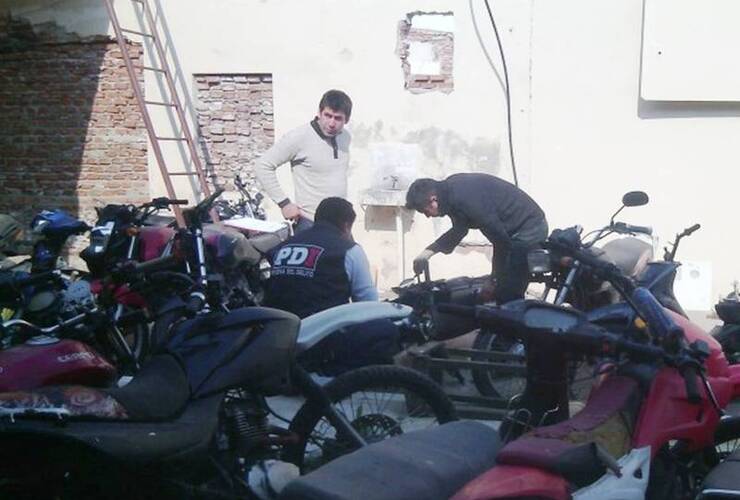 El robo de motos es una constante y algunas de ellas son peritadas por el personal de la PDI. Foto: Diario El Sur
