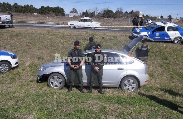 En este vehículo se movilizaban los presuntos delincuentes.