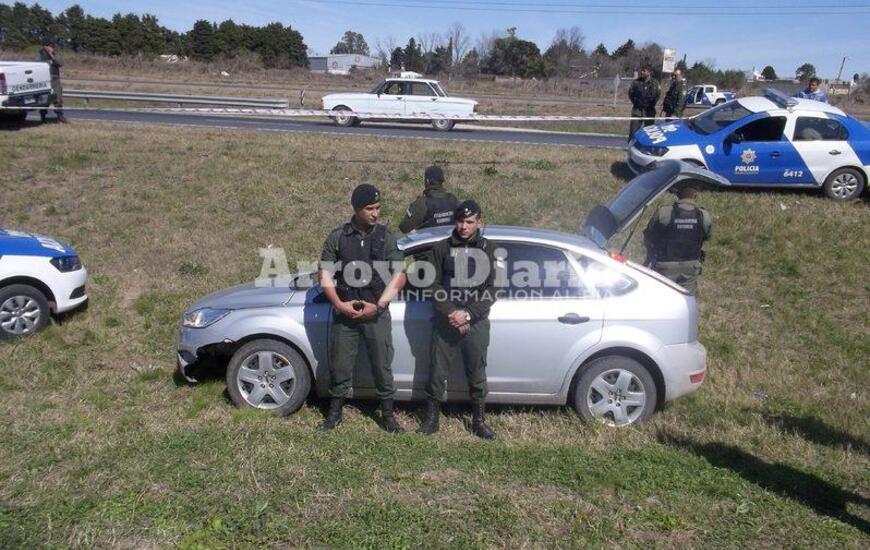 En este vehículo se movilizaban los presuntos delincuentes.