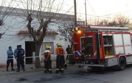 Bomberos y policía judicial trabajaron en la casa del párroco. Foto: Resumendelaregion.com
