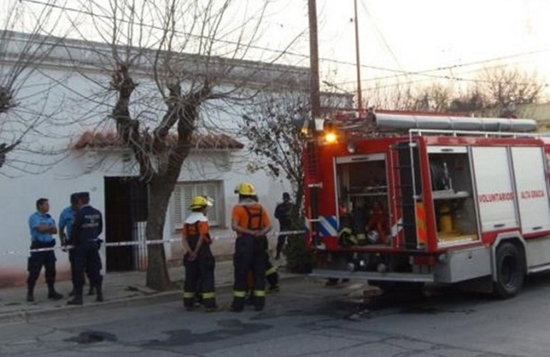 Bomberos y policía judicial trabajaron en la casa del párroco. Foto: Resumendelaregion.com