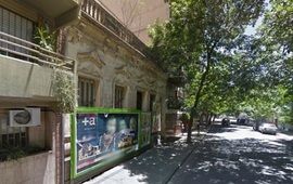 Ayacucho al 1300, en pleno barrio Martin. Los ladrones cargaron todo en una camioneta. Foto: Google Street View