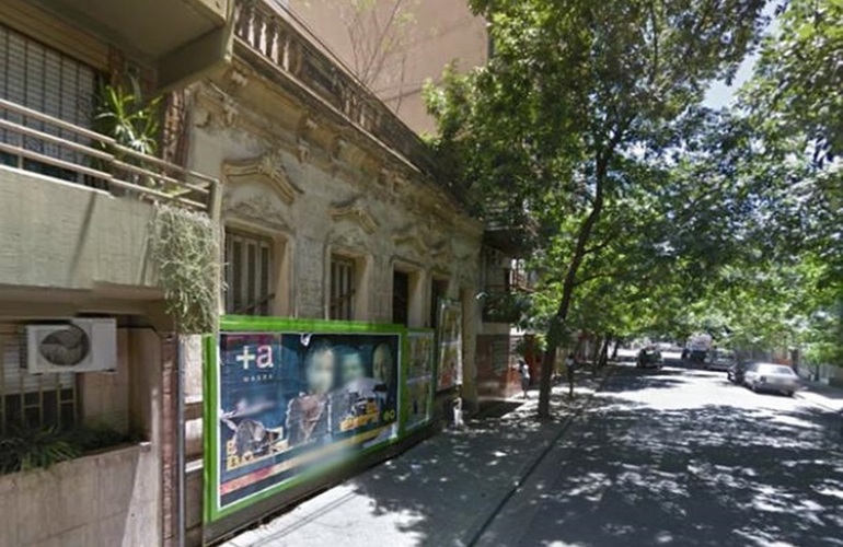 Ayacucho al 1300, en pleno barrio Martin. Los ladrones cargaron todo en una camioneta. Foto: Google Street View