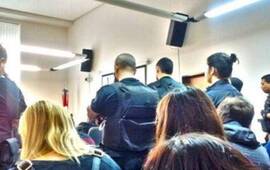 Los imputados fueron trasladados a Tribunales donde el juez Luis María Caterina resolvió el caso siga en el fuero provincial.