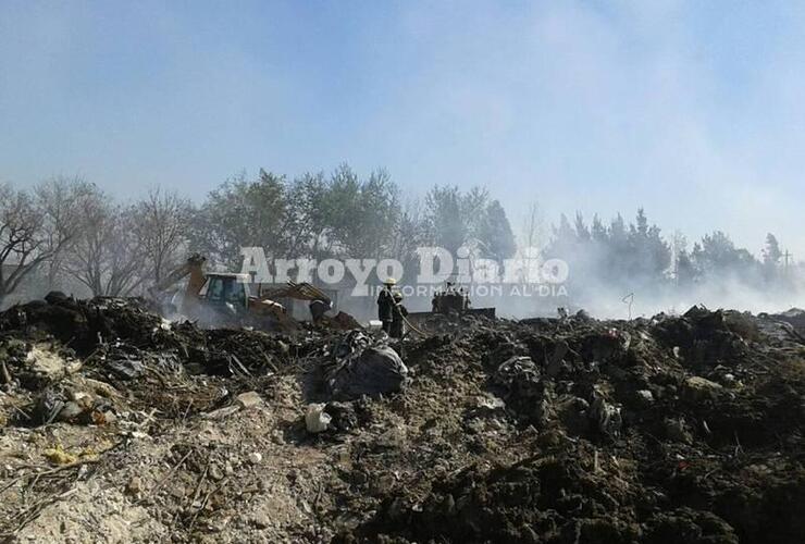 Mientras se trabaja en controlar el incendio en el basural ya se piensa en acondicionar un nuevo espacio para tirar los residuos vegetales