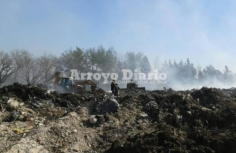 Mientras se trabaja en controlar el incendio en el basural ya se piensa en acondicionar un nuevo espacio para tirar los residuos vegetales