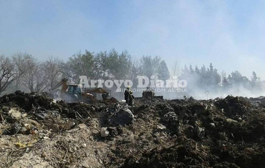 Mientras se trabaja en controlar el incendio en el basural ya se piensa en acondicionar un nuevo espacio para tirar los residuos vegetales