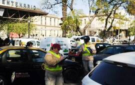 En la última semana también se retuvieron 31 licencias por estacionamiento en doble fila.