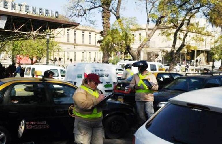 En la última semana también se retuvieron 31 licencias por estacionamiento en doble fila.