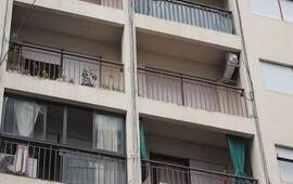 En el departamento del quinto piso (donde se observa el aire acondicionado) fue encontrado el empresario. Foto: Alan Monzón / Rosario3.com