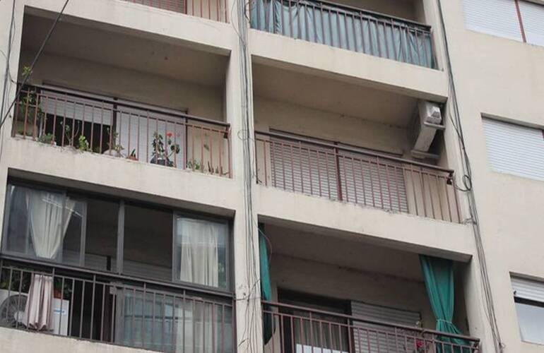 En el departamento del quinto piso (donde se observa el aire acondicionado) fue encontrado el empresario. Foto: Alan Monzón / Rosario3.com En el departamento del quinto piso (donde se observa el aire acondicionado) fue encontrado el empresario. Foto: Alan Monzón / Rosario3.com