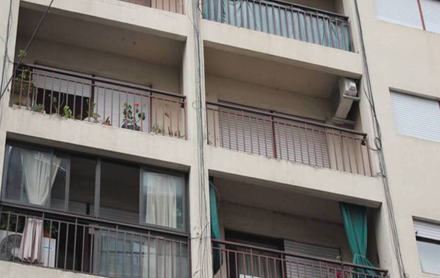 En el departamento del quinto piso (donde se observa el aire acondicionado) fue encontrado el empresario. Foto: Alan Monzón / Rosario3.com