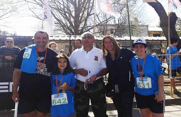 Yanina Guarneri junto a ex combatientes y participantes del evento. Foto: Facebook