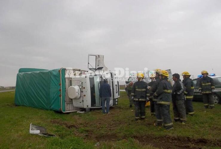 Imagen de Fighiera: Tras una mala maniobra camión volcó sobre autopista