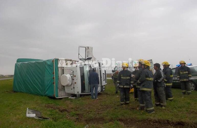 Imagen de Fighiera: Tras una mala maniobra camión volcó sobre autopista