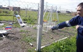 El ladrón rompió varios alambrados para ingresar al patio de la vecina