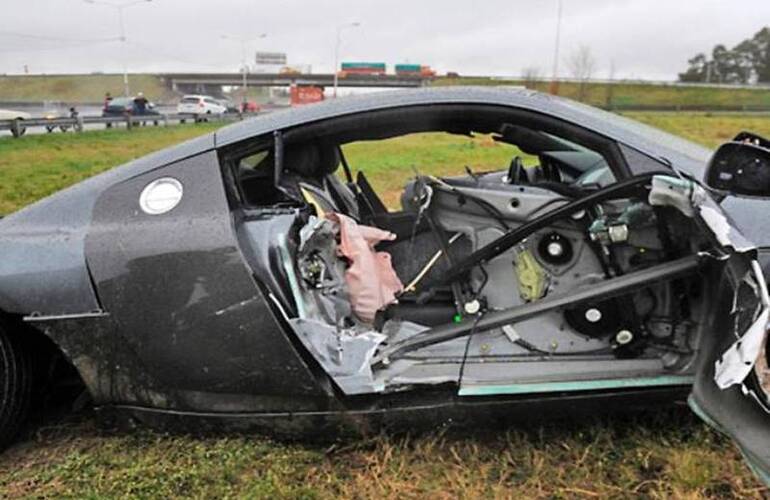 El Audi R8. El vehículo iba por Circunvalación y, al doblar hacia la autopista a Córdoba, dio varios tumbos.