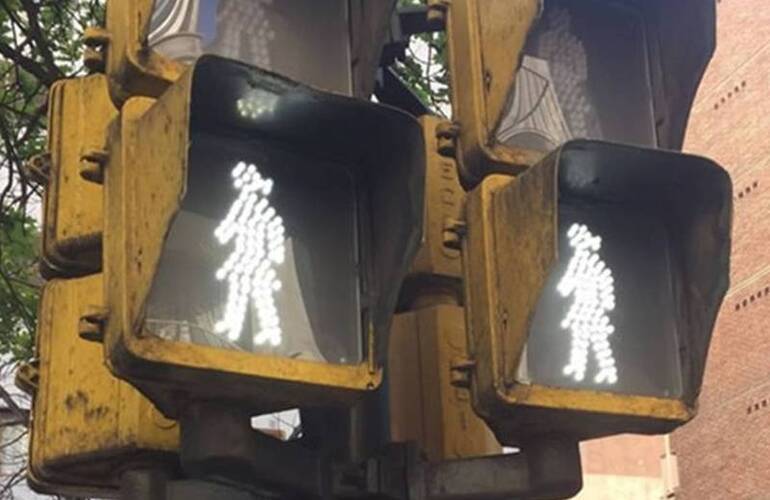 Sem&aacute;foro peatonal igualitario instalado en C&oacute;rdoba