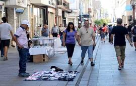 Se secuestraron 800 productos de bijouterie, 20 calzas y bufandas, 50 juguetes, 400 discos, 80 pares de lentes, 200 pares de medias, 30 gorras, 30 camisetas de fútbol, 20 calzoncillos y 30 pilotines.