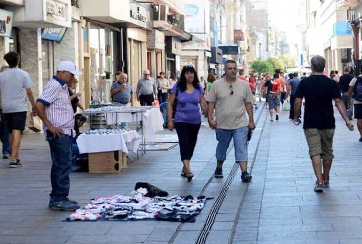 Se secuestraron 800 productos de bijouterie, 20 calzas y bufandas, 50 juguetes, 400 discos, 80 pares de lentes, 200 pares de medias, 30 gorras, 30 camisetas de fútbol, 20 calzoncillos y 30 pilotines.