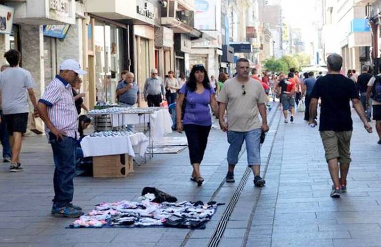 Se secuestraron 800 productos de bijouterie, 20 calzas y bufandas, 50 juguetes, 400 discos, 80 pares de lentes, 200 pares de medias, 30 gorras, 30 camisetas de fútbol, 20 calzoncillos y 30 pilotines.