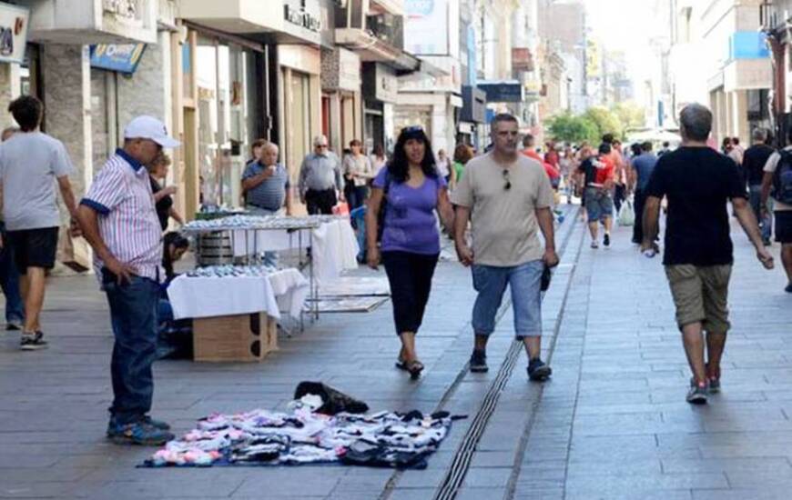 Se secuestraron 800 productos de bijouterie, 20 calzas y bufandas, 50 juguetes, 400 discos, 80 pares de lentes, 200 pares de medias, 30 gorras, 30 camisetas de fútbol, 20 calzoncillos y 30 pilotines.