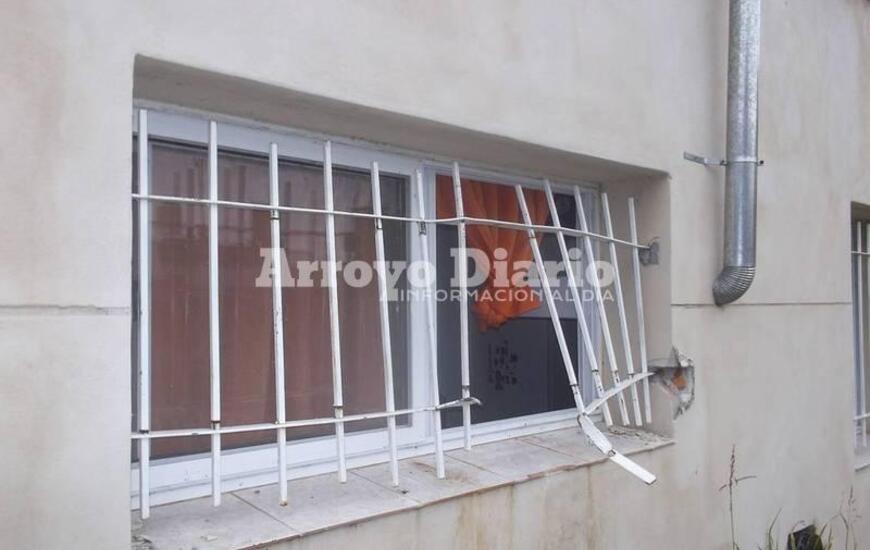 Por la cocina. Los ladrones violentaron las rejas que dan a la cocina y de allí ingresaron a la propiedad.