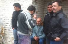 Algunos de los empleados de la empresa esta mañana en las puertas de la fábrica.