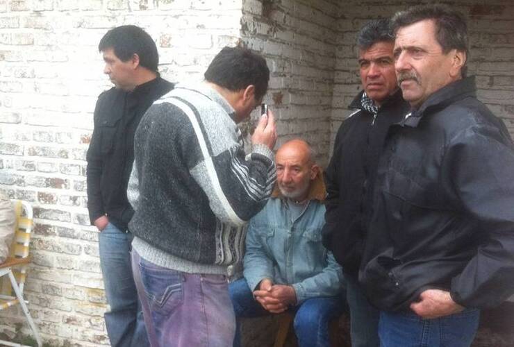 Algunos de los empleados de la empresa esta mañana en las puertas de la fábrica.