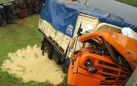 Así quedó el camión al impactar contra el borde lateral de la colectora de Cincunvalación y Oroño. Foto vía Foto@martinpigazzi