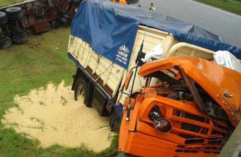 Así quedó el camión al impactar contra el borde lateral de la colectora de Cincunvalación y Oroño. Foto vía Foto@martinpigazzi Así quedó el camión al impactar contra el borde lateral de la colectora de Cincunvalación y Oroño. Foto vía Foto@martinpigazzi