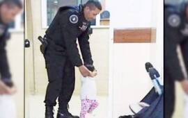 Imagen de Por la web: Con su mamá en terapia y sin nadie quien la cuide, apareció este policía