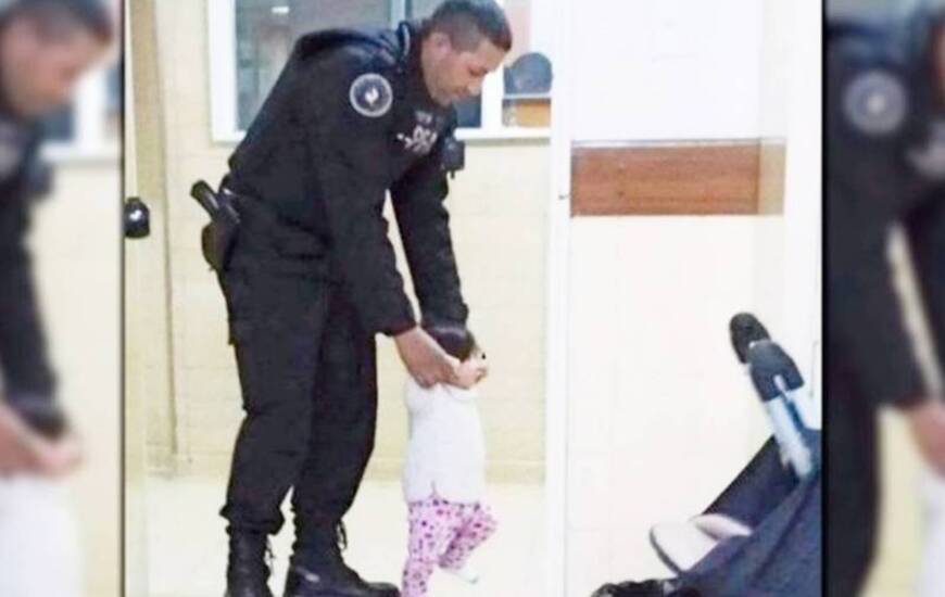 Imagen de Por la web: Con su mamá en terapia y sin nadie quien la cuide, apareció este policía