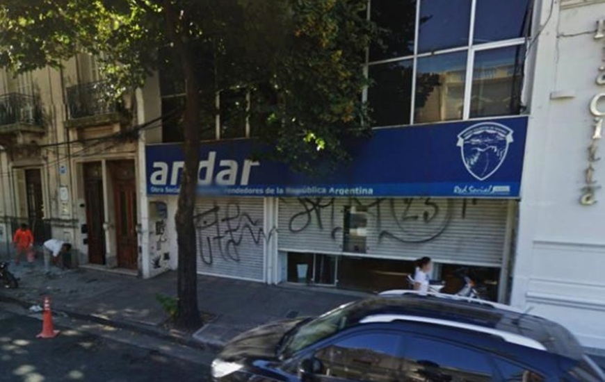 Frente a la delegación del Iapos. El robo en la obra social de los vendedores viajantes ocurrió a la madrugada.