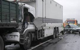 El camión de exteriores se incrustó contra la parte trasera de un acoplado que lo precedía. Foto: Diario El Sur
