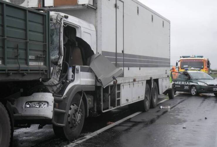 El camión de exteriores se incrustó contra la parte trasera de un acoplado que lo precedía. Foto: Diario El Sur