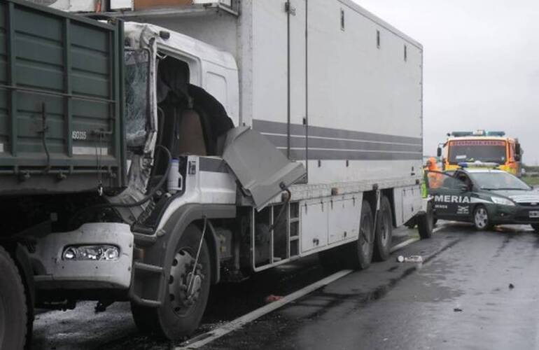 El camión de exteriores se incrustó contra la parte trasera de un acoplado que lo precedía. Foto: Diario El Sur