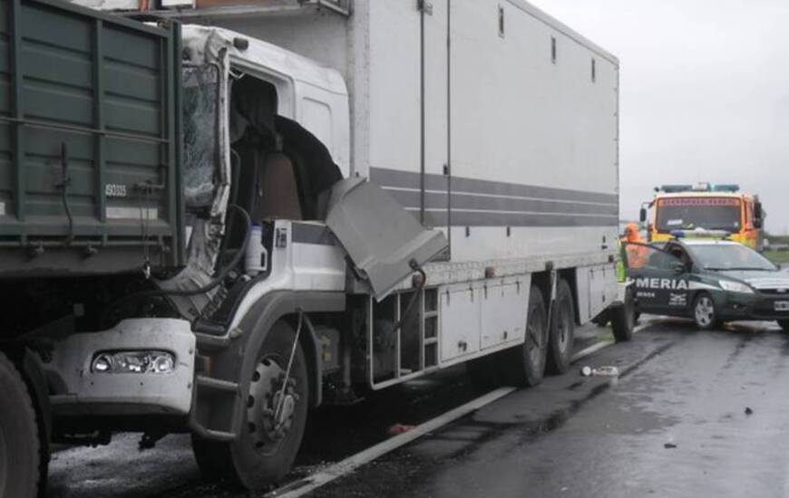 El camión de exteriores se incrustó contra la parte trasera de un acoplado que lo precedía. Foto: Diario El Sur
