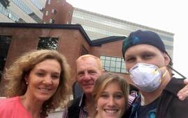 Lichu y la foto del festejo junto a sus seres queridos.