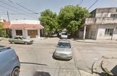 La víctima fue abordada por delincuentes en la puerta de su casa, en Santiago y Santa Fe, de la vecina localidad. Foto: Google Maps