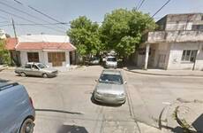 La v&iacute;ctima fue abordada por delincuentes en la puerta de su casa, en Santiago y Santa Fe, de la vecina localidad. Foto: Google Maps
