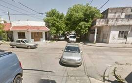La v&iacute;ctima fue abordada por delincuentes en la puerta de su casa, en Santiago y Santa Fe, de la vecina localidad. Foto: Google Maps