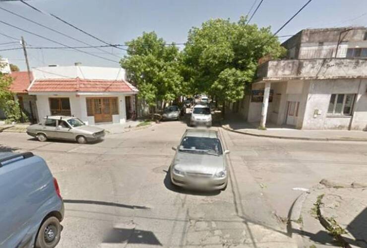 La víctima fue abordada por delincuentes en la puerta de su casa, en Santiago y Santa Fe, de la vecina localidad. Foto: Google Maps