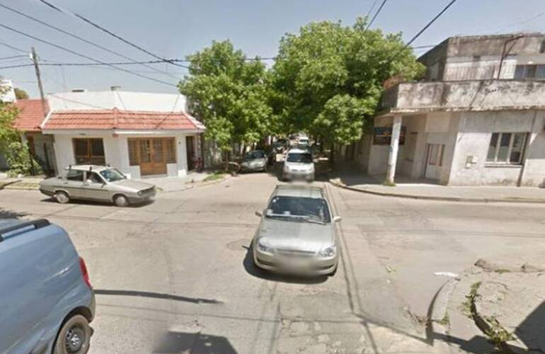 La víctima fue abordada por delincuentes en la puerta de su casa, en Santiago y Santa Fe, de la vecina localidad. Foto: Google Maps