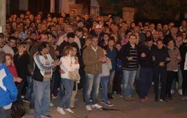 Movilizados. Los vecinos marcharon hasta la comisaría, donde entregaron un petitorio a las autoridades. En la marcha, los ánimos se fueron caldeando.
