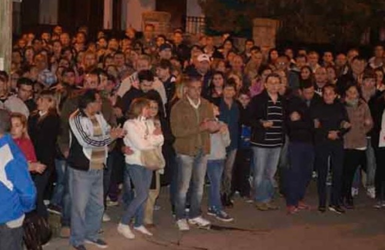 Movilizados. Los vecinos marcharon hasta la comisaría, donde entregaron un petitorio a las autoridades. En la marcha, los ánimos se fueron caldeando.