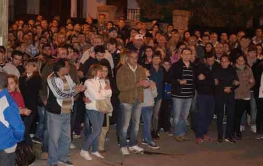 Movilizados. Los vecinos marcharon hasta la comisaría, donde entregaron un petitorio a las autoridades. En la marcha, los ánimos se fueron caldeando.