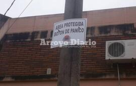 Los vecinos colocaron un cartel dando anuncio de que ya tienen la alarma, Gálvez e Hipólito Yrigoyen.
