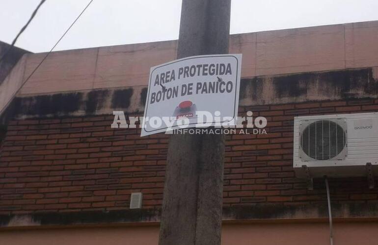 Los vecinos colocaron un cartel dando anuncio de que ya tienen la alarma, Gálvez e Hipólito Yrigoyen.
